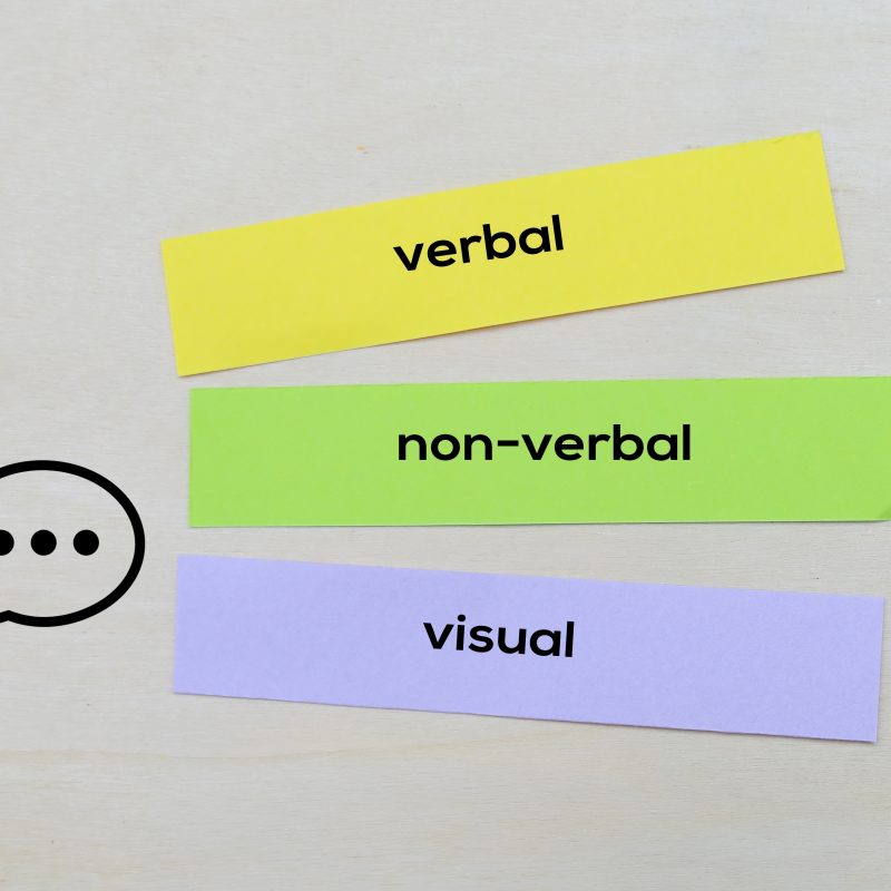 Synergologie, savoir décoder le langage non-verbal et identifier des indicateurs du langage signé